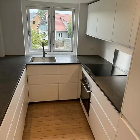 4 Vaerelses 85m2 Med 3 Sovevaerelser Og 6 Enkelt Senge *