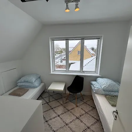4 Værelses 85m2 Med 3 Soveværelser Og 6 Enkelt Senge * Odense