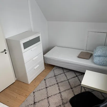 4 Vaerelses 85m2 Med 3 Sovevaerelser Og 6 Enkelt Senge Daire