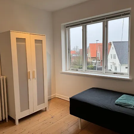 4 Værelses 85m2 Med 3 Soveværelser Og 6 Enkelt Senge Lejlighed *