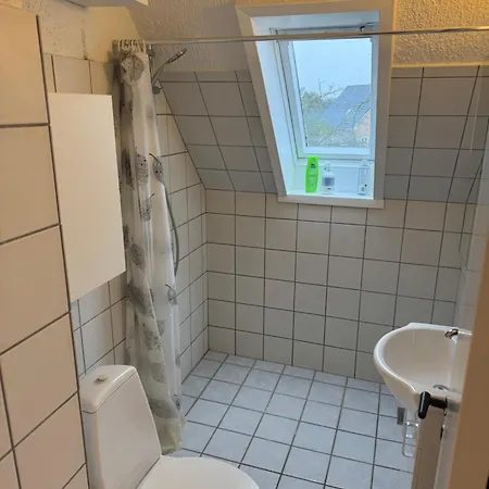 4 Vaerelses 85m2 Med 3 Sovevaerelser Og 6 Enkelt Senge Odense