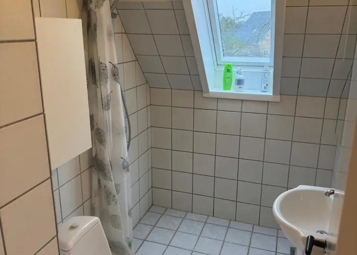 4 Vaerelses 85m2 Med 3 Sovevaerelser Og 6 Enkelt Senge Odense